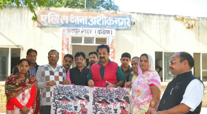 सौन्दर्यन के नाम पर पोस्टर में महिलाओं का अश्लील चित्रण