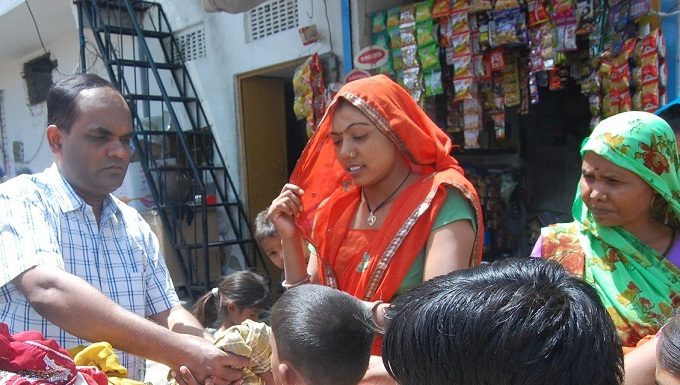 ‘क्लॉथ बैंक‘ ला रहा गरीबों के चेहरे पर मुस्कान