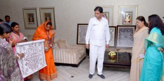 Chief Minister Raje appreciates images of Kantal art