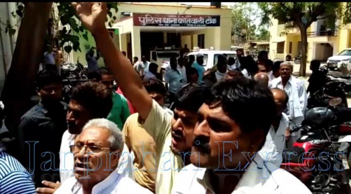 खाकी की गुड़ागर्दी: भाजपा विधायक के बेटे व कार्यकर्ता को जमकर पीटा…देखे वीडियो