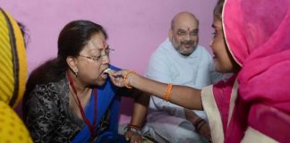 dalit-booth-worker-ramesh-amit-shah-on-pcaria-home-and-vasundhara-raje-food