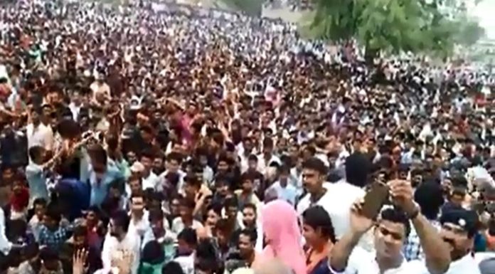 सांवराद उपद्रव: पुलिस को नहीं मिल रहे लालचंद के परिजन, जारी किए पोस्टर
