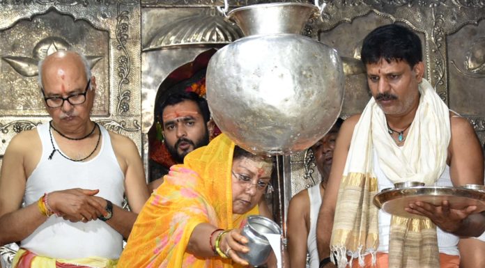 मुख्यमंत्री ने श्री महाकालेश्वर मंदिर में पूजा-अर्चना की