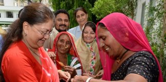 Jalore of women tied Minister Rakhi