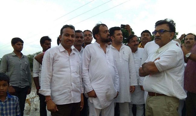 बीस दिन बाद भी तीस फीट पानी में डूबा हुआ है रोहुआ