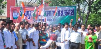 Congress demonstration against the increase in petrol diesel, the effigy of Alfonso