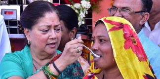 The second step of the Annapurna kitchen started by the Chief Minister, by feeding the women of Valmiki and Muslim society.