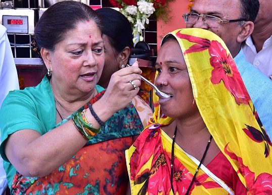 The second step of the Annapurna kitchen started by the Chief Minister, by feeding the women of Valmiki and Muslim society.