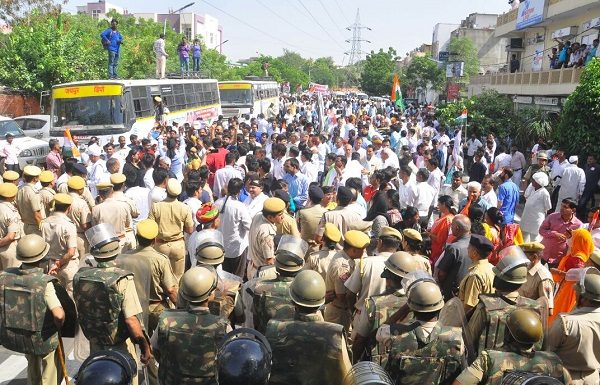 अध्यादेश के विरोध में पत्रकारों ने गिरफ्तारियां दीं Journalists arrested in protest against ordinance