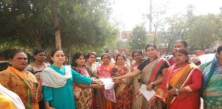 Memorandum to the collector's name in the name of the Prime Minister regarding women reservation of 33% of women Congress