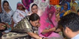 Chief Minister Vasundhara Raje laid the Ganges in the face of late Dr. Digambar Singh
