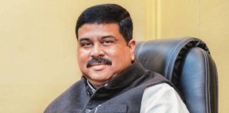 Noteband and head on GST, "New shoe bites for three days"