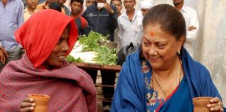 Chief Minister enjoys tea and khauri on stall