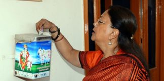 Donate to the right hand, do not know left: chief minister