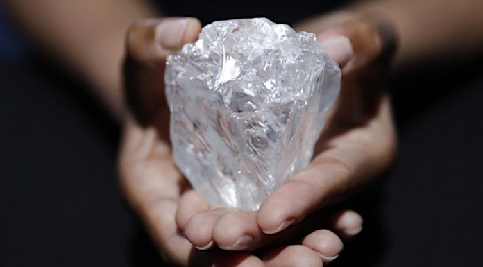 220 करोड़ रुपए में नीलाम हुआ सबसे बड़ा हीरा The biggest diamond we got in auction for 220 crore rupees