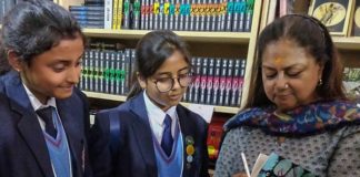 Chief Minister arrives in Literature Festival like ordinary people