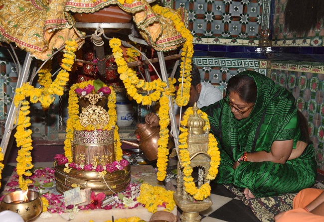 On Wednesday, Chief Minister Vasundhara Raje appeared in Sri Mangleshwar Mahadev Temple in Matru Kundia of Chittorgarh. They worship here