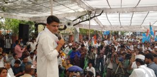 In protest against the increase in petrol-diesel and water rates, thousands of Congress workers from Jaipur on the Jaipur collectorate, Banipark, Jaipur Pracharak Congress Committee, and the strong protest under the leadership of President Pilot, District President Pratapsingh Khatriyavas and Leader of Opposition Ramesshar Dudi, Displayed