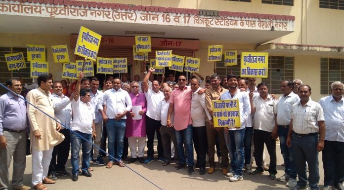 पृथ्वीराज नगर के सैकड़ों लोगों का जेडीए पर घेराव prithviraj-nagar-people-encircled-jda