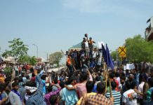 India has been closed on the call of Dalit organizations to protest against the Supreme Court's decision in the ST-SC Act. Peacefully started off became violent in Rajasthan till noon.