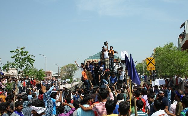 India has been closed on the call of Dalit organizations to protest against the Supreme Court's decision in the ST-SC Act. Peacefully started off became violent in Rajasthan till noon.