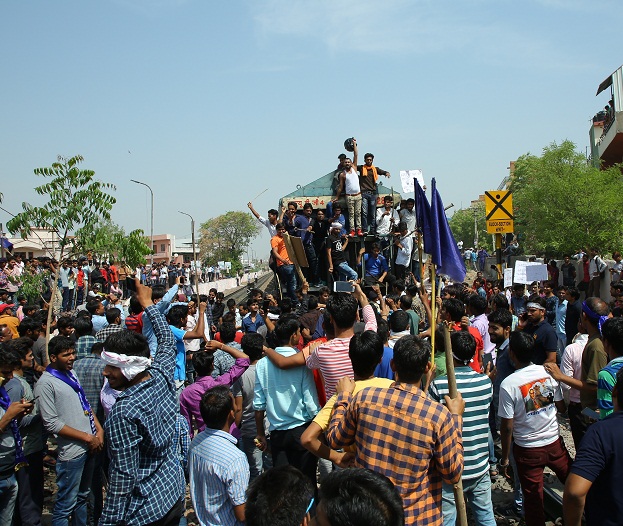 India has been closed on the call of Dalit organizations to protest against the Supreme Court's decision in the ST-SC Act. Peacefully started off became violent in Rajasthan till noon.