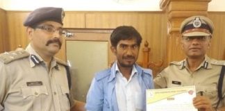 Police commissioner, honored, auto driver,Ramkesh Yadav, Karauli, Police Commissioner Sanjay Agrawal