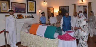 Chief Minister, Vasundhara Raje, presented, flowers, body, atal bihari Vajpayee