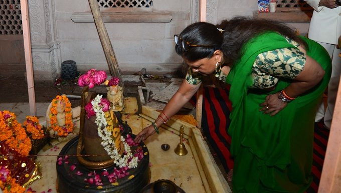 दो साल पहले जिस रोजगारेश्वर महादेव मंदिर को ढहाया, उस मंदिर में सीएम वसुंधरा राजे ने लगाई ढोक… jaipur metro, destroyed, rojgareshwer Mahadev Temple, jaipur, cm Vasudehra Raje, inaugurated, temple, destroyed, mla mohan lal gupta