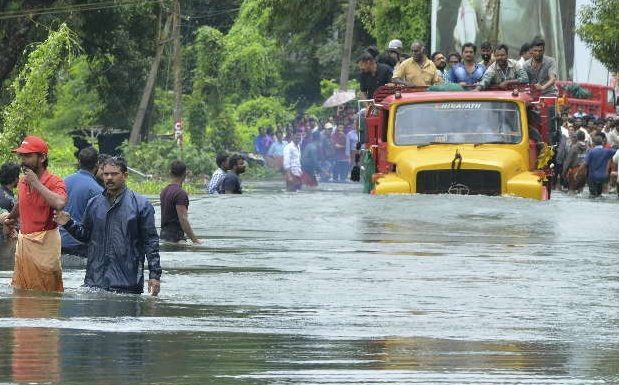 Kerala, flooding, relief, rescue work, hundreds, planes, 500 swatched boats, help