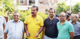 kaangres ne paarkon mein charcha-phutapaath par chaay ke saath logon se kiya sampark