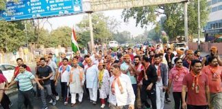 ran phor yoonitee ko madanalaal sainee ne dikhaee haree jhandee