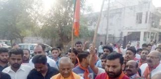 ran phor yoonitee ko madanalaal sainee ne dikhaee haree jhandee