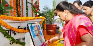 Chief Minister Vasundhara Raje paid tribute to the Father of the Nation Mahatma Gandhi on his birth anniversary. Raje reached the statue of Mahatma Gandhi at Gandhi Circle on Tuesday morning and bowed down to him and remembered him.