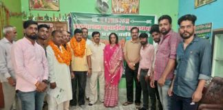 bhaajapa chhod jadayoo mein shaamil hue esen yaadav va samaaj sevee ranjeet chaudharee