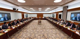 Prime Minister meets with international experts and CEO of oil and gas sector