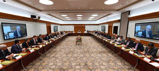 Prime Minister meets with international experts and CEO of oil and gas sector