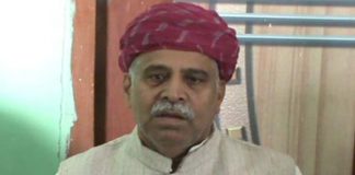 kisaanon kee vibhinn maangon ko lekar kisaan neta raamapaal jaat ke netrtv mein 23 aktoobar se hone ja raha anishchatakaaleen anashan mangalavaar se shuroo ho gaya.