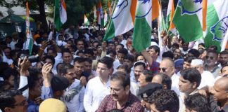 hajaaron kaangres kaaryakataaron ne seebeeaee daayarektar ko hataane ke virodh mein juloos nikaalakar kiya seebeeaee daphtar ka gheraav