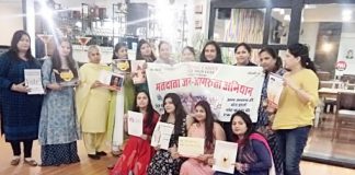 mahila shakti ne bharee hunkaar mera vot mera adhikaar