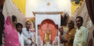 shree shani dev saaninaath trast ne kiya annakut prasaadee ka ayojan