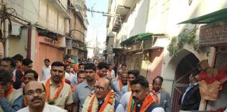 navajeevan kushth aashram mein logon se mile paranaamee, harasambhav madad ka dilaaya bharosa