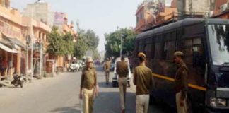 jayapur mein upadrav, pulis ne chalaee rabar goliyaan