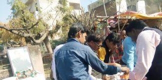 kaangres bhakt ne mannat pooree hone par janata ko khilaaye halava va pakaude