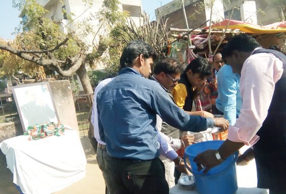 kaangres bhakt ne mannat pooree hone par janata ko khilaaye halava va pakaude