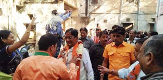 akhil bhaarateey naataanee parivaar samiti ke mahaamantree vinod naataanee ke netrtv mein siomavaar ko kishanapol vidhaanasabha kshetr se bhaarateey janata paartee ke pratyaashee mohan laal gupta ka janasampark abhiyaan