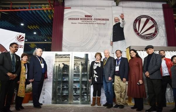 100 वर्ष की प्रौद्योगिकी झांकी को संरक्षित करने के लिए टाईम कैप्सूल को जमीन में गाड़ा Time capsule