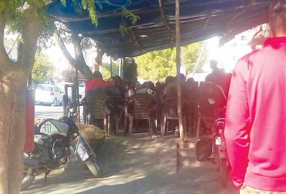 मालवीय नगर डी ब्लॉक में जेडीए की शापिंग सेंटर सड़क का मामला: फुटपाथ पर बना दिए रेस्टोरेंट maalaveey nagar
