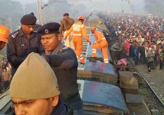 बिहार में सीमांचल एक्सप्रेस की 11 बोगियां बेपटरी हुई, सात जनों की मौत Simanchal Express disrupted