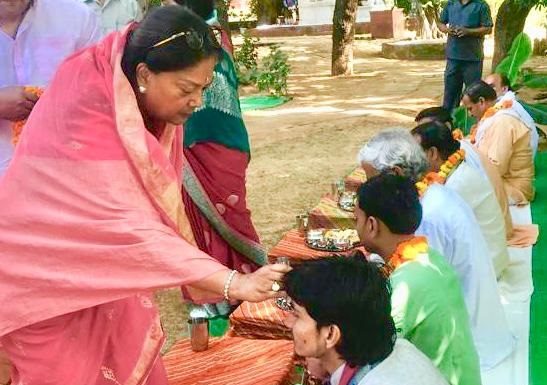 वसुंधरा राजे ने कन्या के पाँव धोये, ब्राह्मणाों के पाँव छूकर भोजन कराया